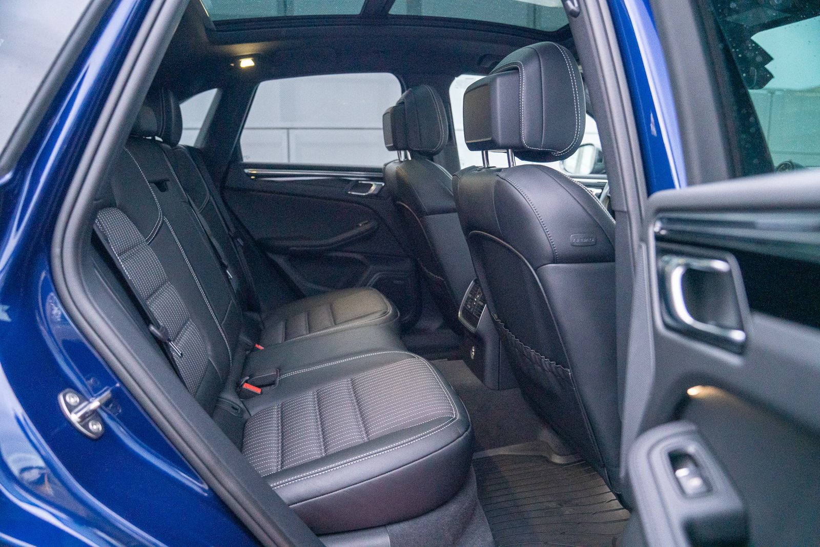 Certified 2026 Porsche Macan Turbo AWD/4WD image 26