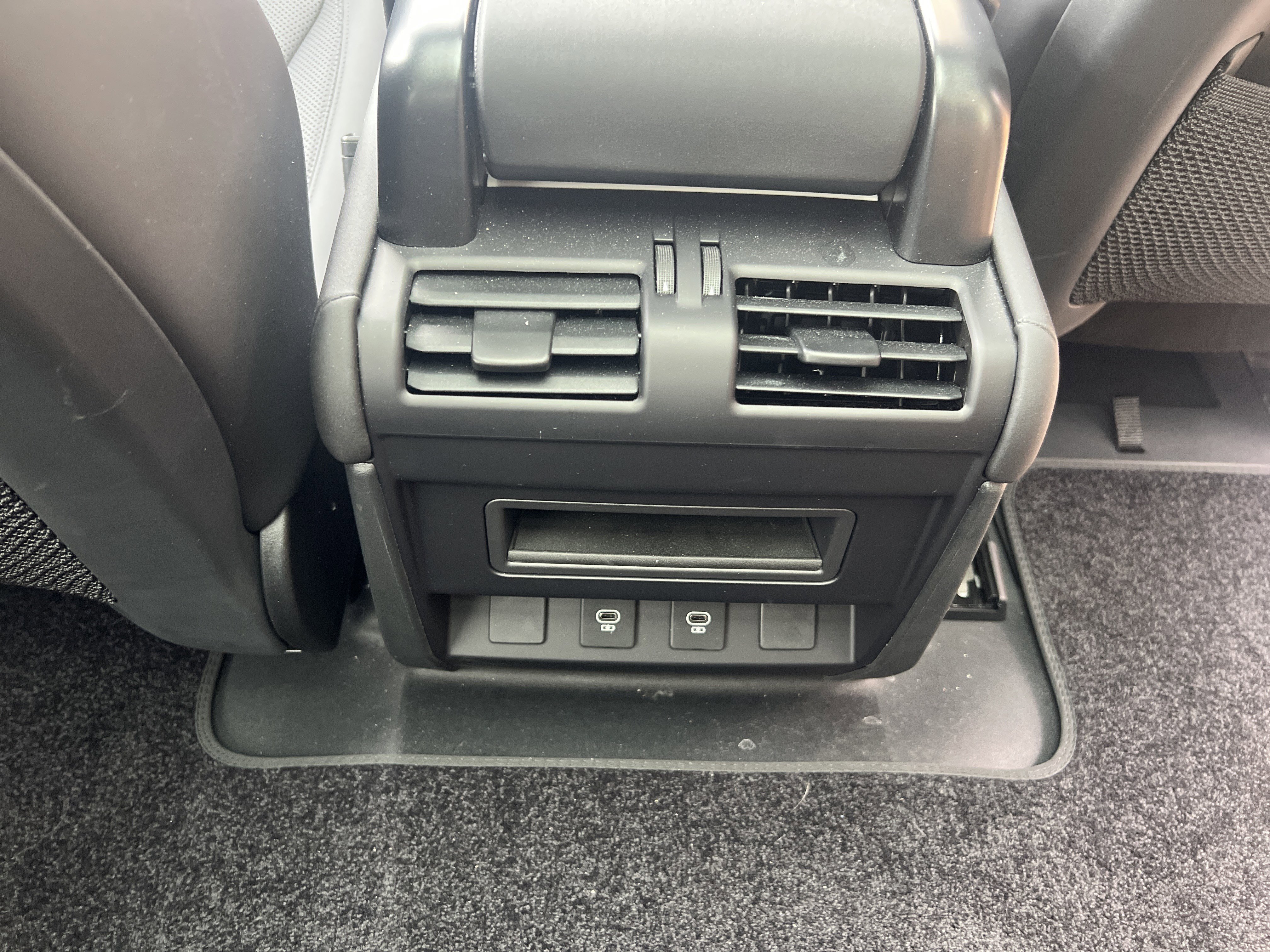 Used 2025 Land Rover Defender 90 X-Dynamic SE image 12