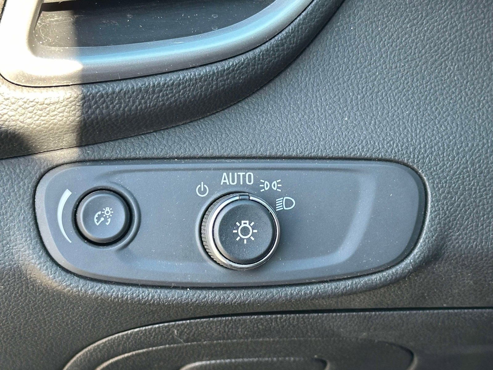 Used 2022 Chevrolet Trax LT w/ Midnight Edition image 21