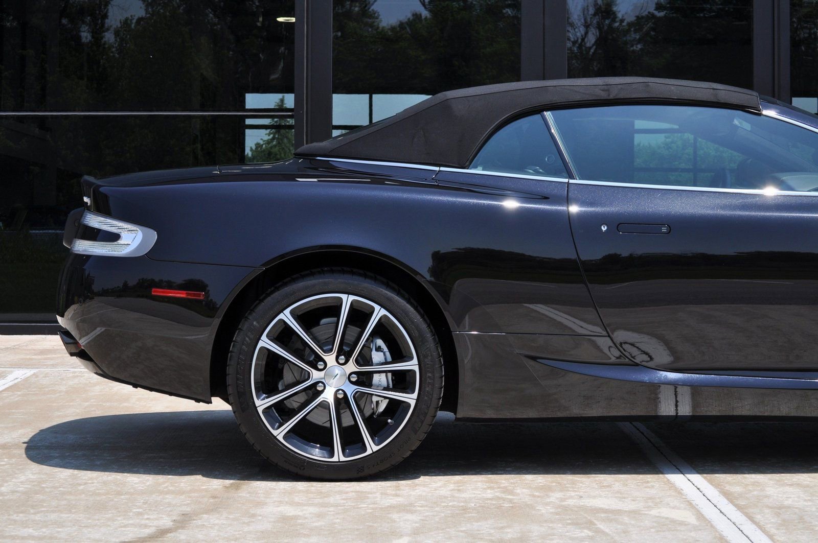 Used 2012 Aston Martin DB9 Volante image 25