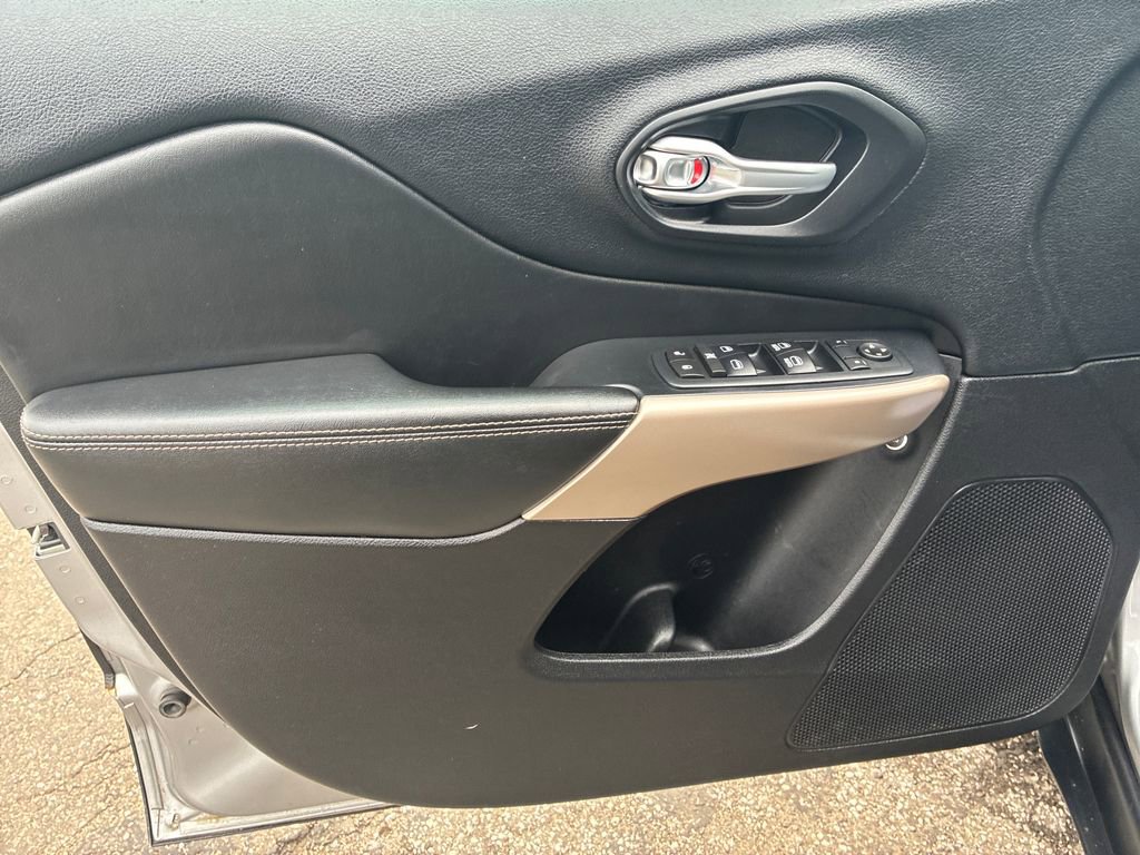 Used 2017 Jeep Cherokee Limited AWD/4WD image 12