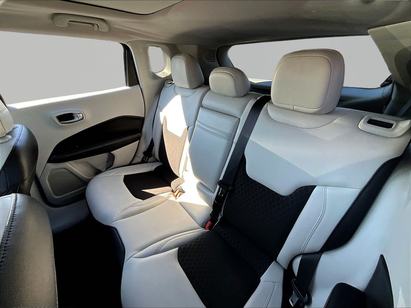 Used 2018 Jeep Compass Latitude w/ Popular Equipment Group FWD image 22