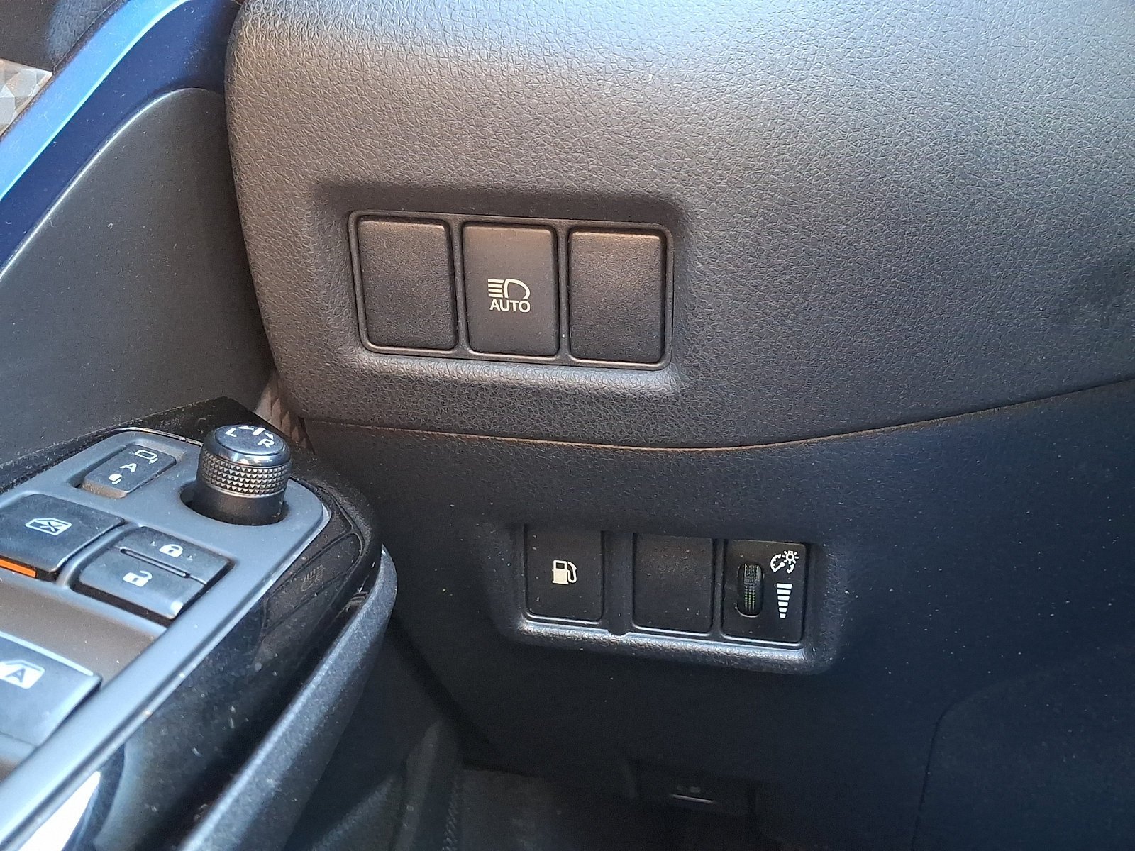 Used 2019 Toyota C-HR XLE FWD image 26