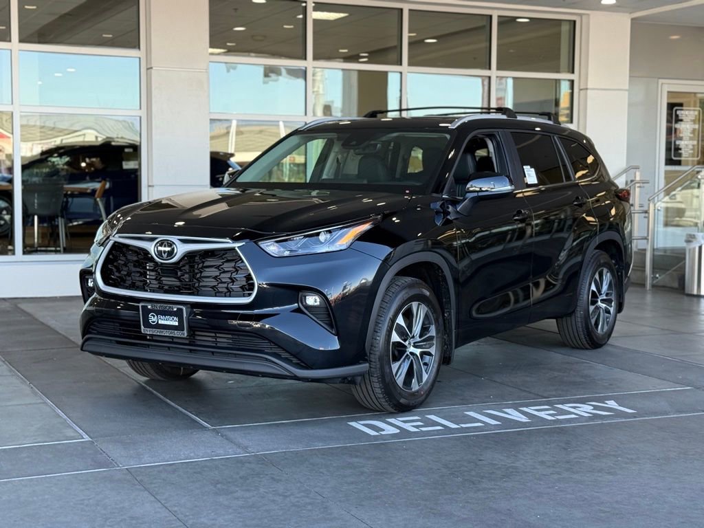 New 2025 Toyota Highlander XLE image 2