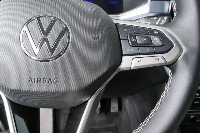 Used 2025 Volkswagen Taos SE w/ Panoramic Sunroof Package FWD image 10