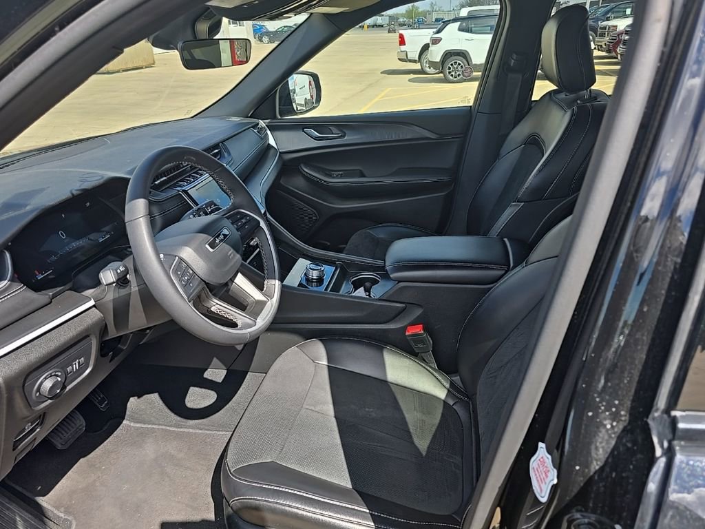 Used 2025 Jeep Grand Cherokee Altitude AWD/4WD image 10