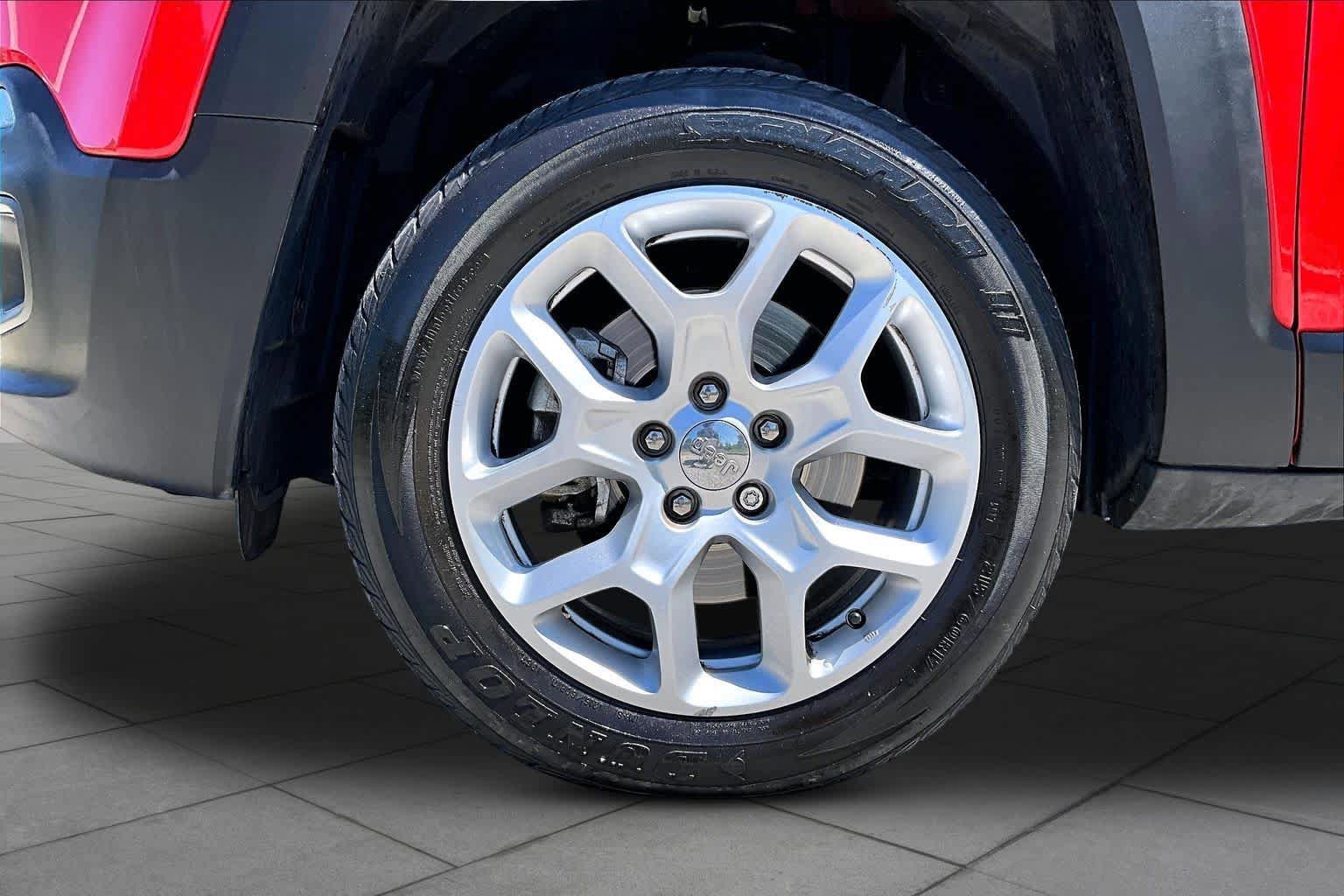 Used 2018 Jeep Renegade Latitude w/ Cold Weather Group AWD/4WD image 11