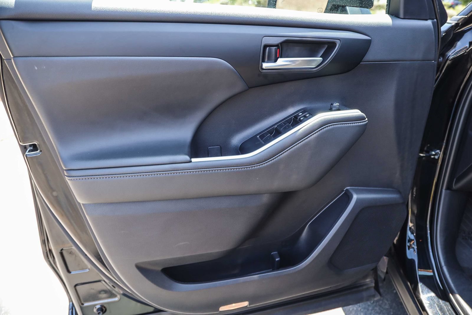 Used 2025 Toyota Highlander XSE AWD/4WD image 17