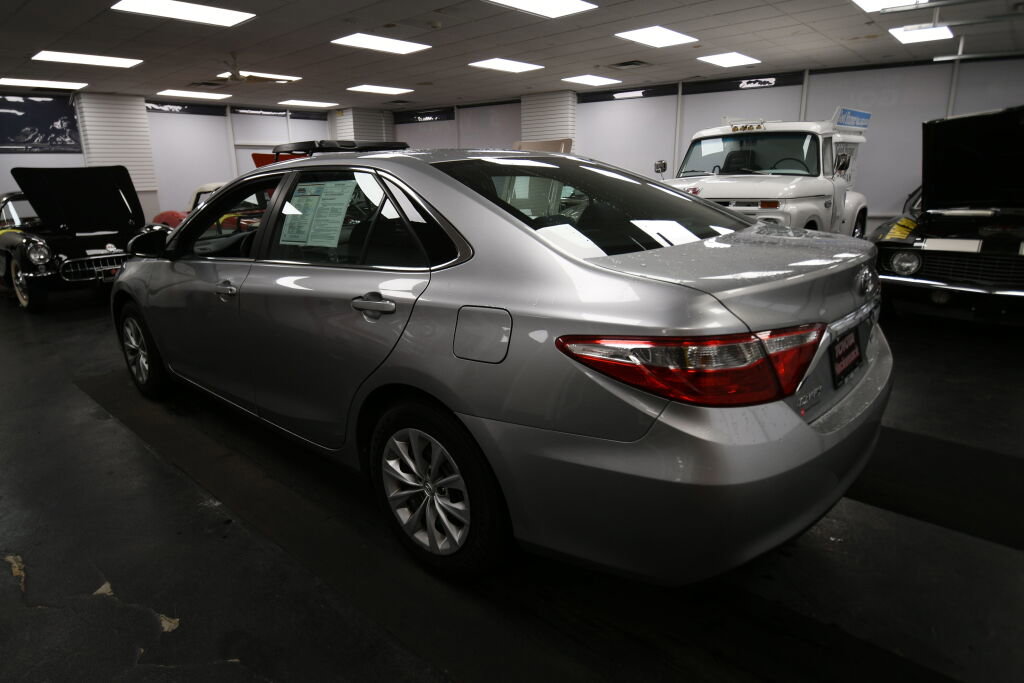 Used 2017 Toyota Camry LE image 6