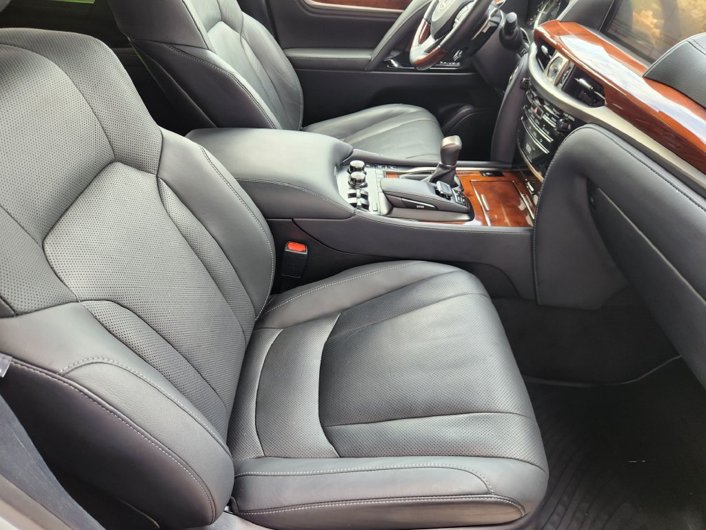 Used 2020 Lexus LX 570 4WD w/ 3rd Row & Luxury Pkg image 14