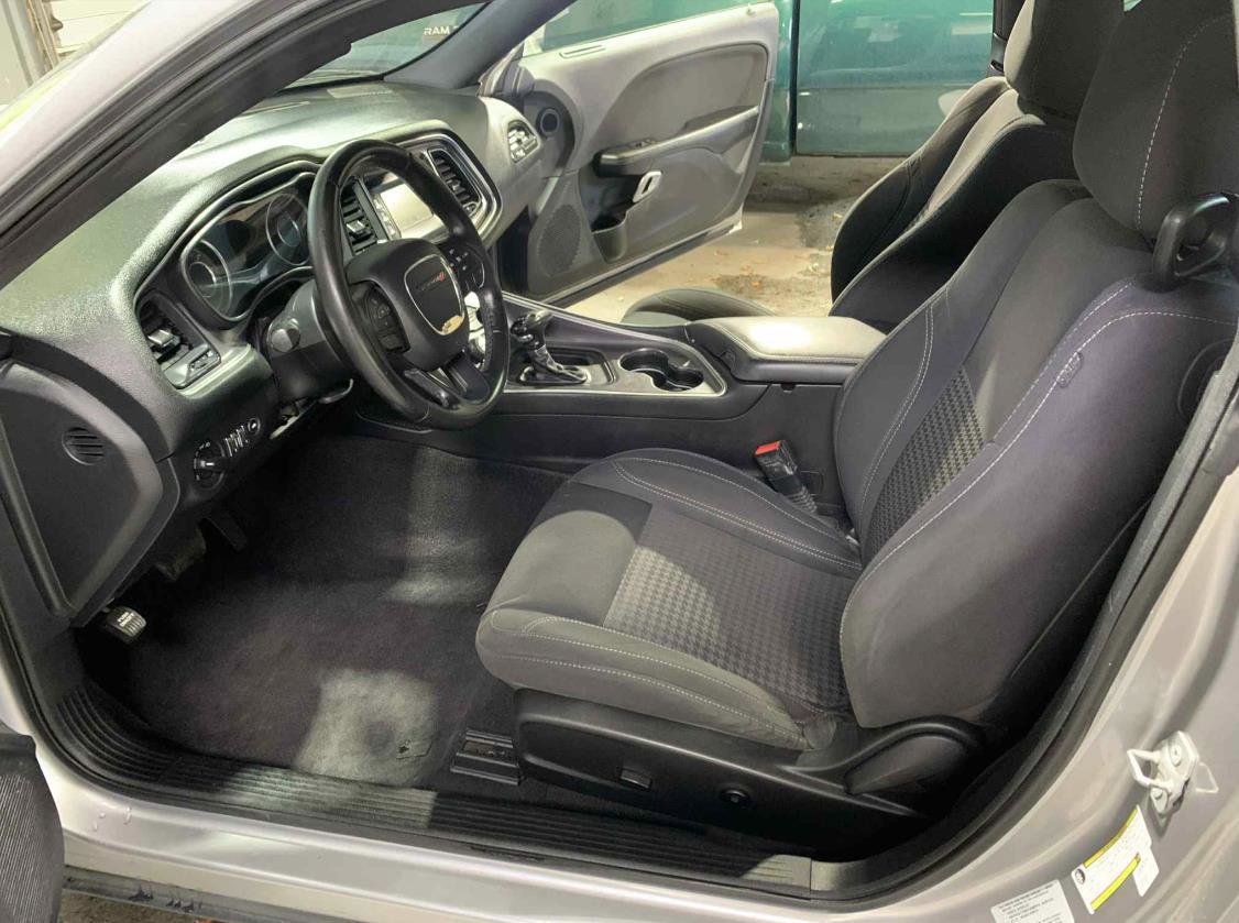 Used 2016 Dodge Challenger SXT image 9