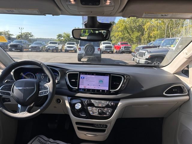 Used 2024 Chrysler Pacifica Touring-L FWD image 26