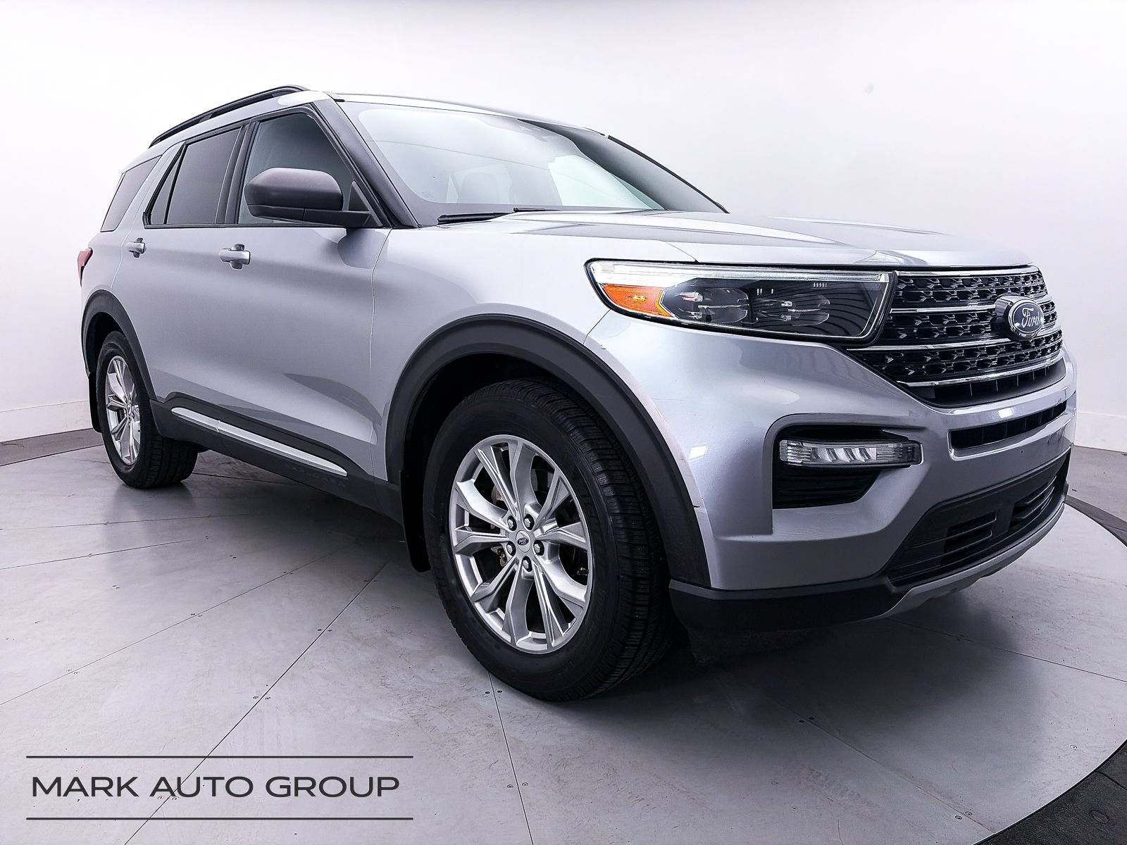 Used 2020 Ford Explorer XLT w/ Equipment Group 202A AWD/4WD image 2