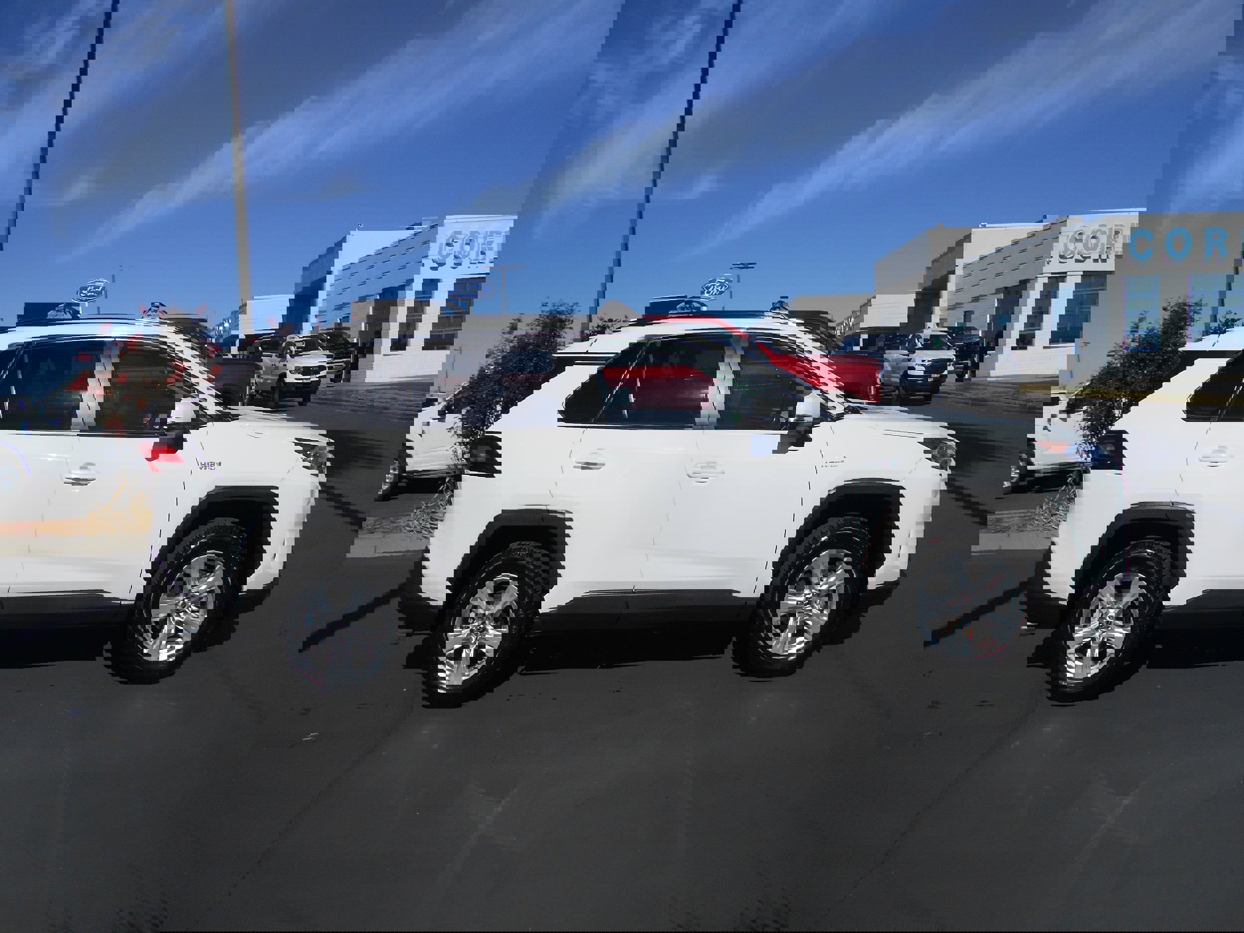 Used 2021 Toyota RAV4 XLE w/ Convenience Package image 3