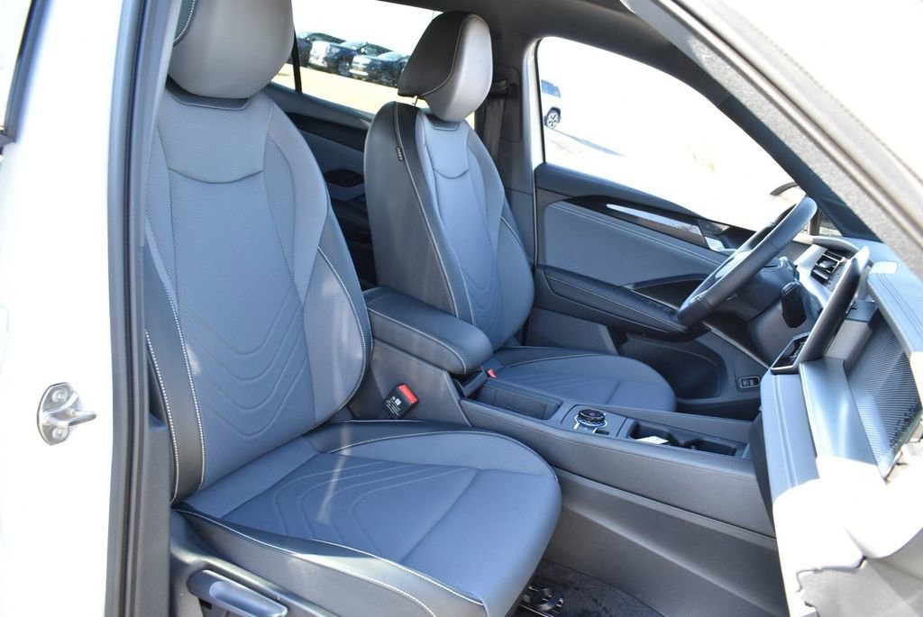 Used 2025 Volkswagen Tiguan SE R-Line image 29