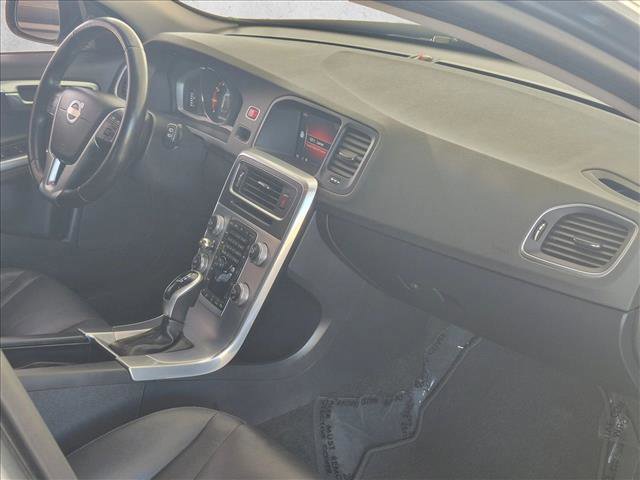 Used 2018 Volvo V60 T5 Cross Country image 21