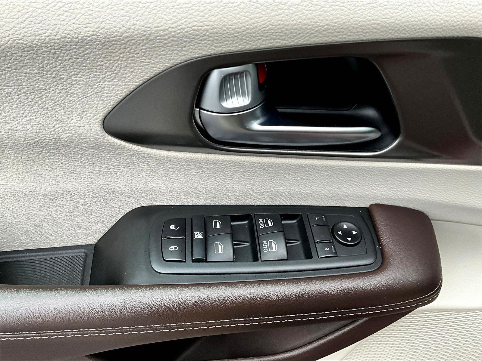 Used 2019 Chrysler Pacifica Touring Plus w/ Advanced Safetytec Group FWD image 35