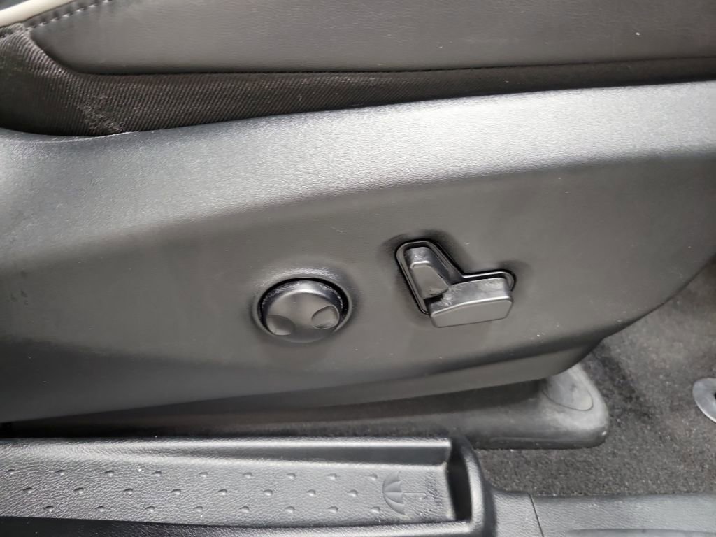 Used 2025 Chrysler Pacifica Limited image 22