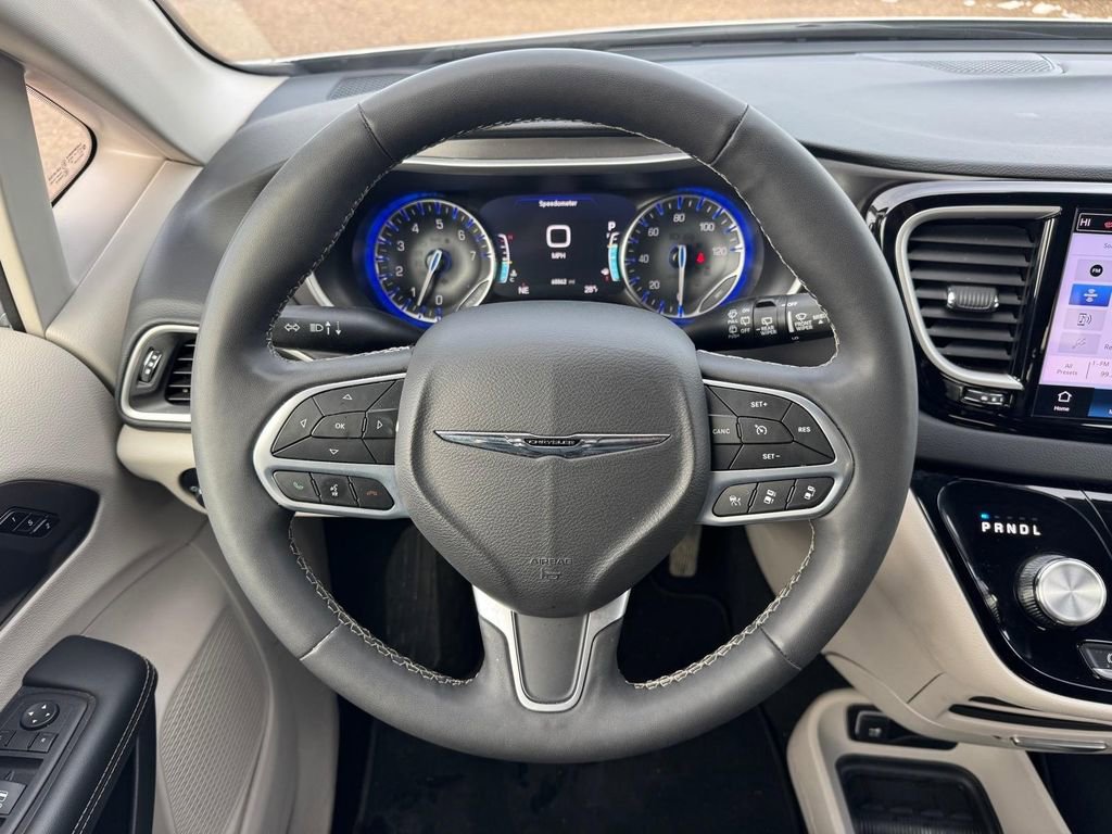Used 2024 Chrysler Pacifica Touring-L image 10