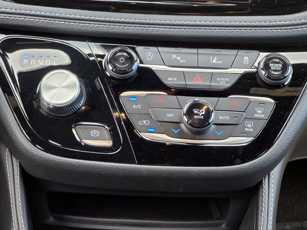 New 2027 Chrysler Pacifica Limited AWD/4WD image 33