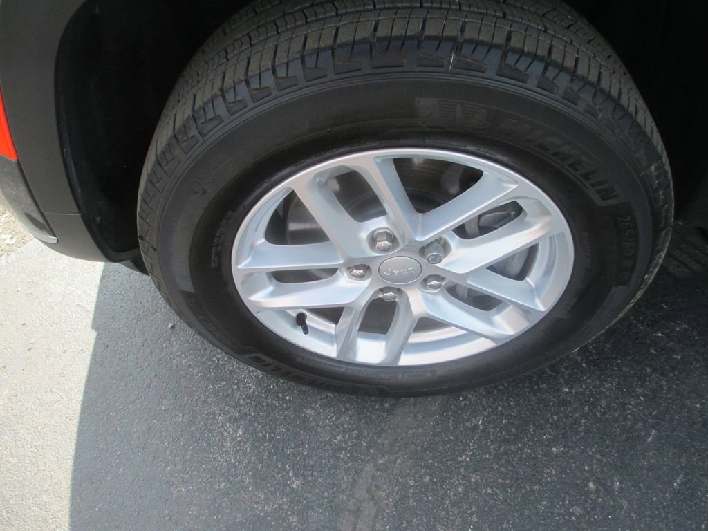 Used 2025 Jeep Grand Cherokee L Laredo w/ Luxury Tech Group I AWD/4WD image 15