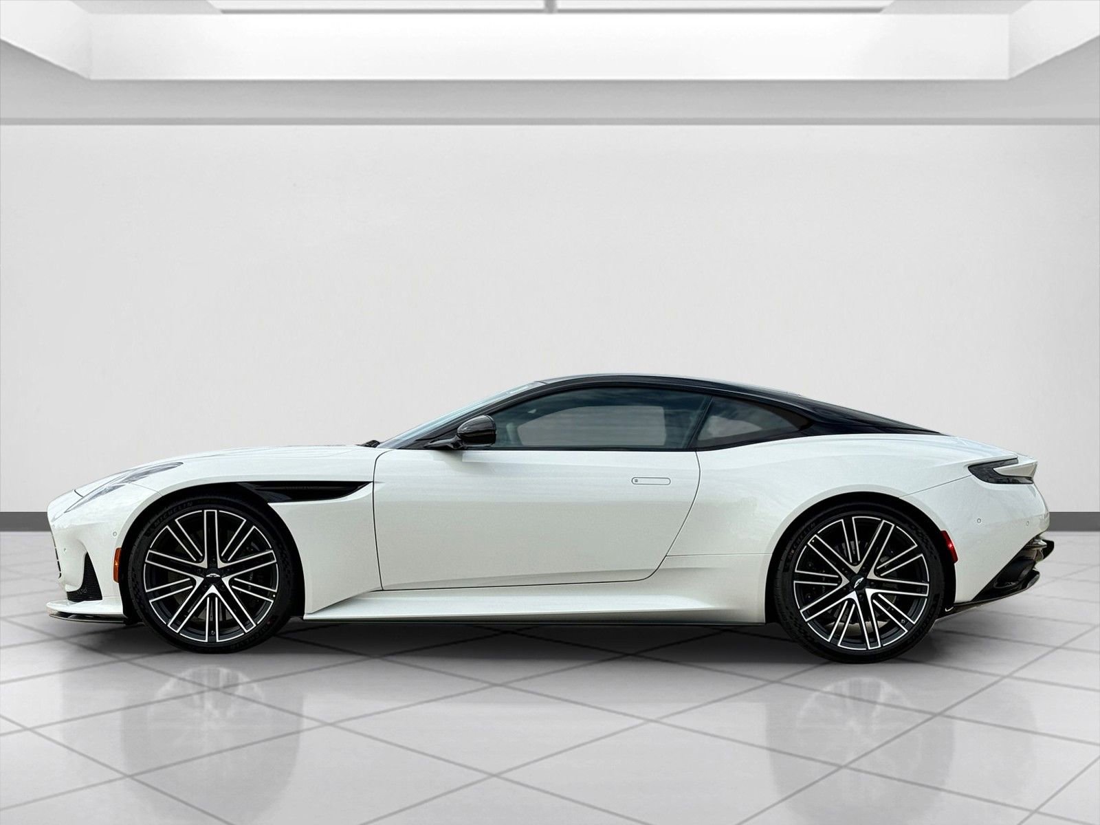 Used 2024 Aston Martin DB12 Coupe image 8