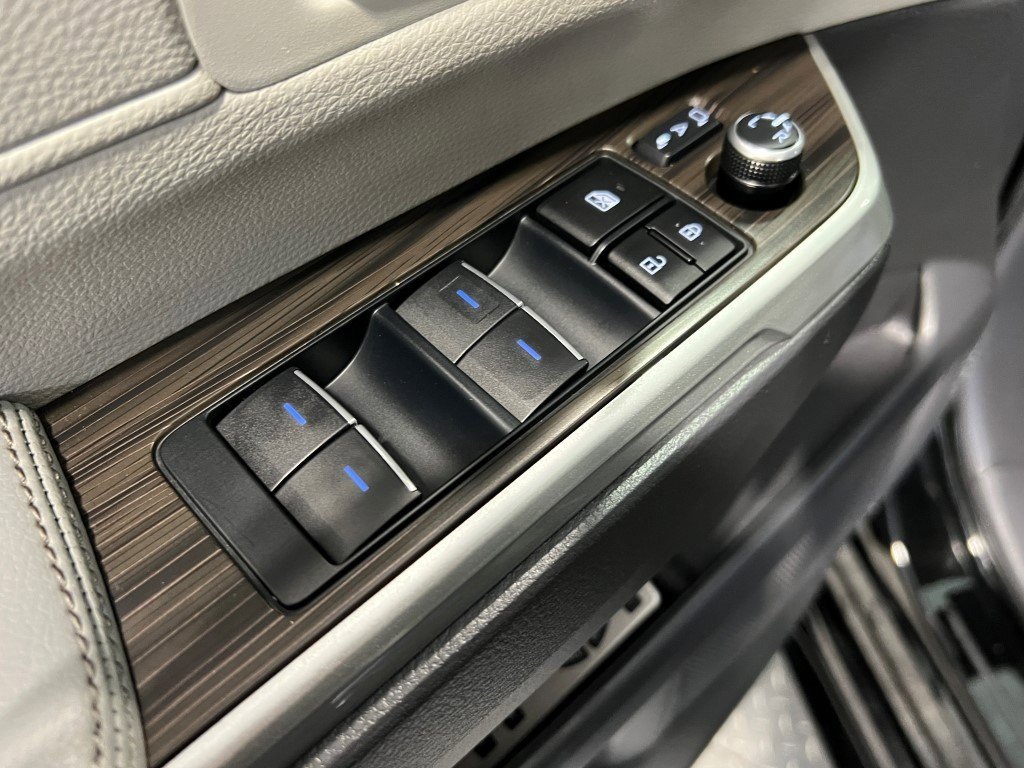 Used 2023 Toyota Sienna Limited image 35