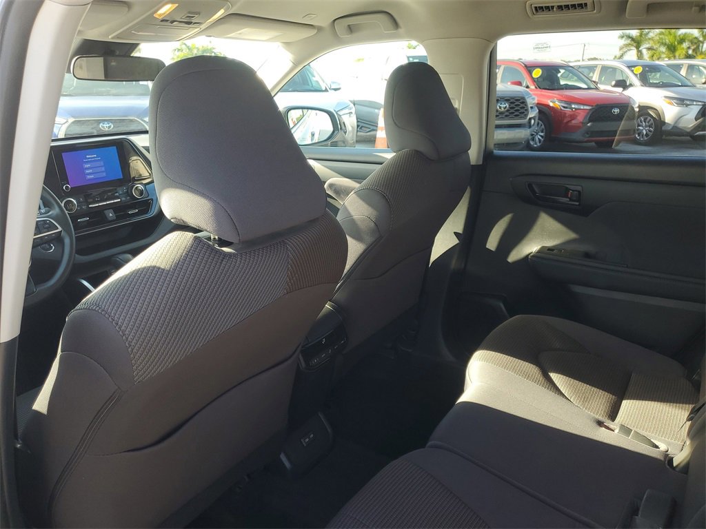 Used 2023 Toyota Highlander LE image 12
