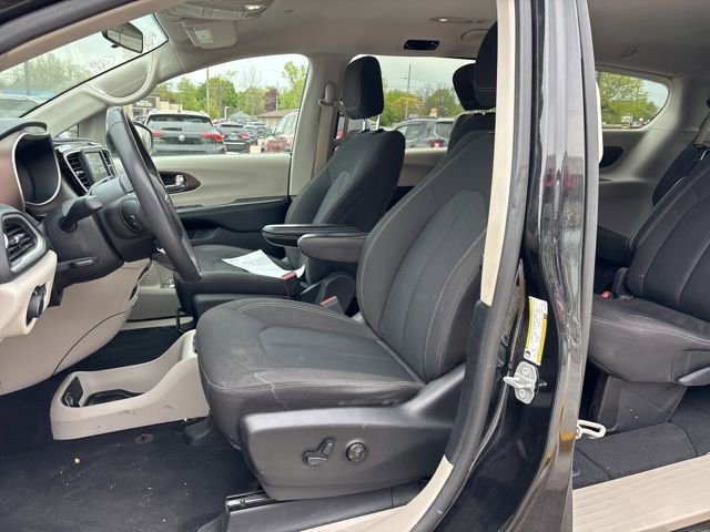 Used 2022 Chrysler Voyager LX FWD image 11