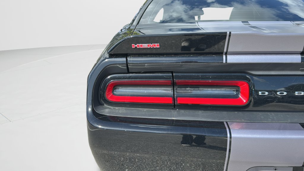 Used 2015 Dodge Challenger SRT RWD image 25