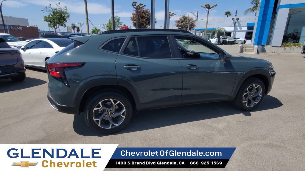 Used 2025 Chevrolet Trax LT FWD image 8