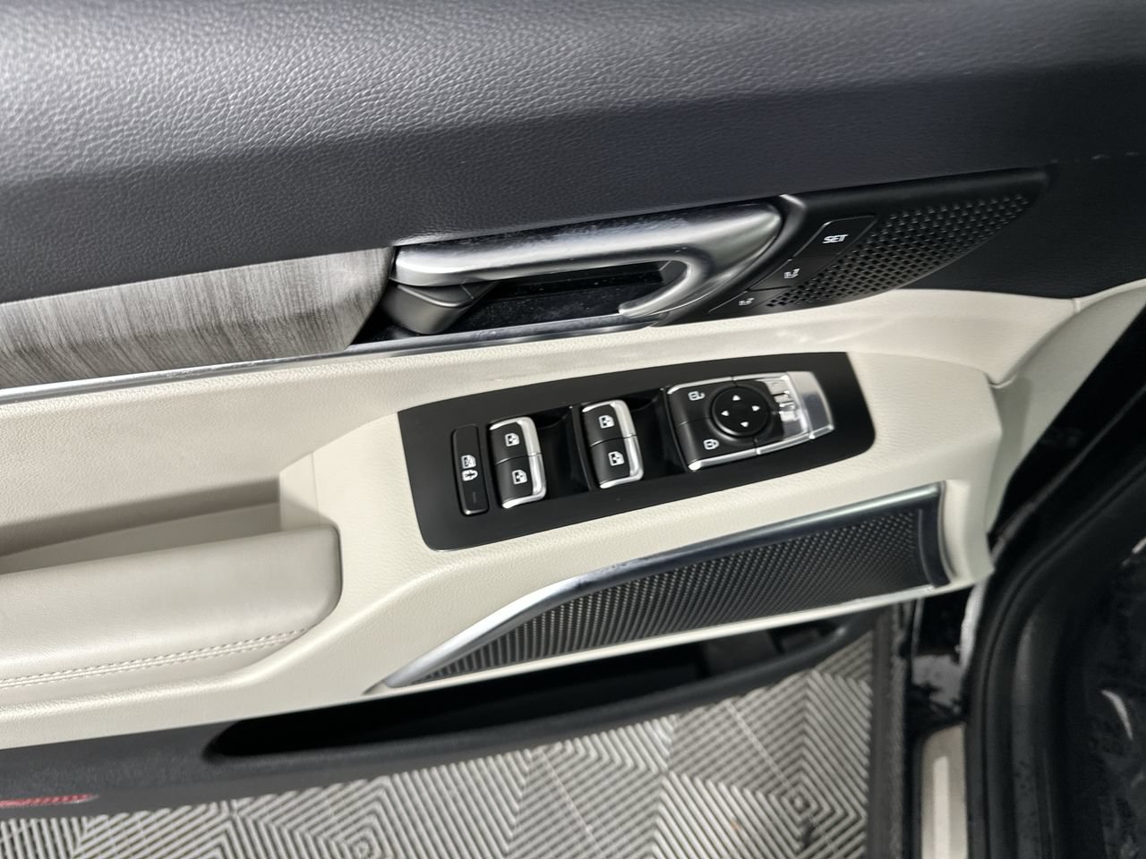 Certified 2025 Kia Telluride SX w/ SX Captain's Chair Package FWD image 5