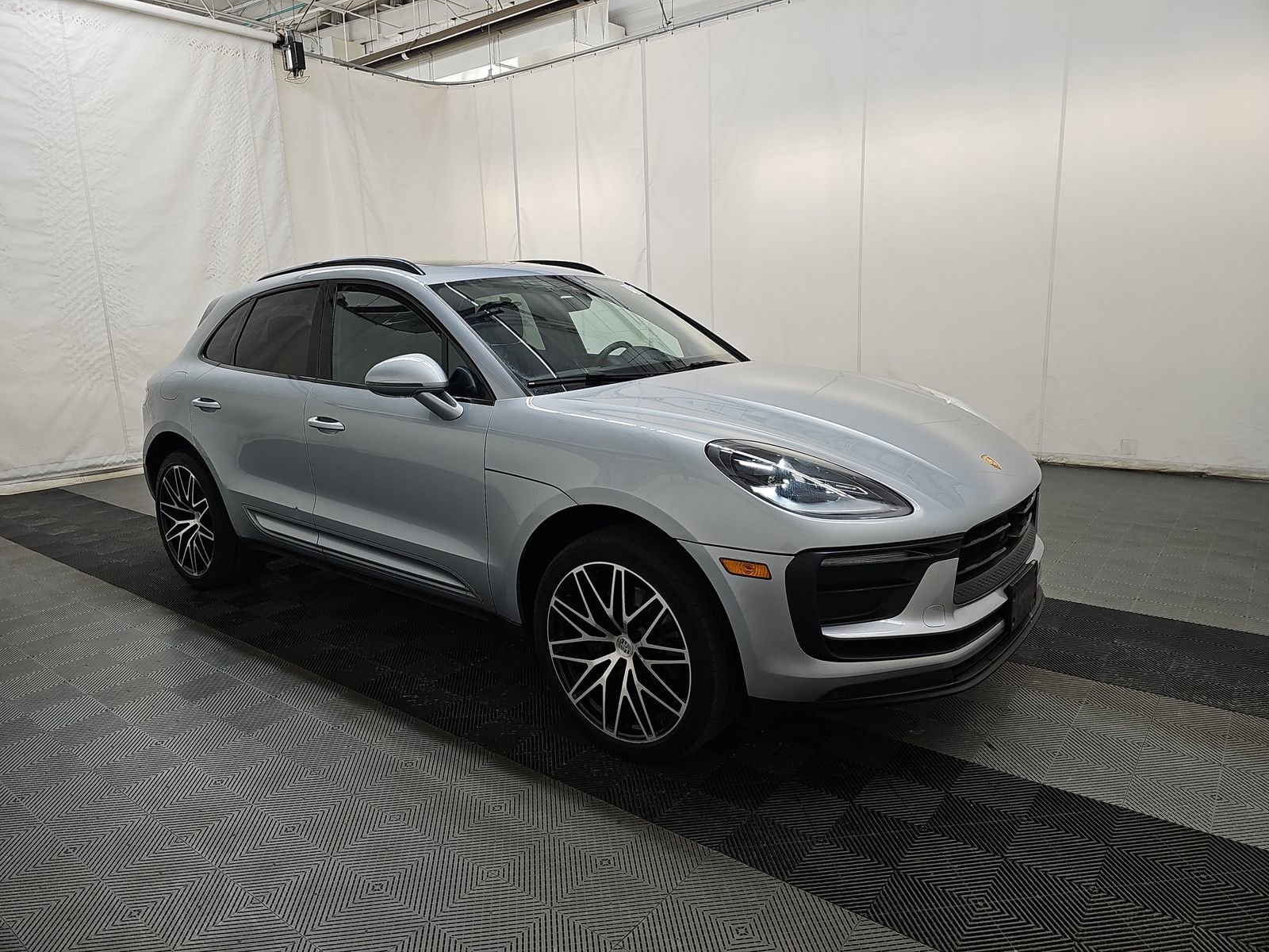 Used 2023 Porsche Macan w/ Premium Package Plus image 4