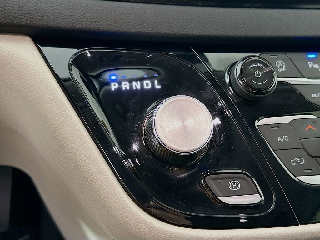 Certified 2024 Chrysler Pacifica Touring-L image 25