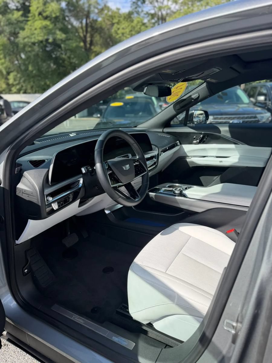 Used 2024 Cadillac Lyriq Luxury AWD/4WD image 12