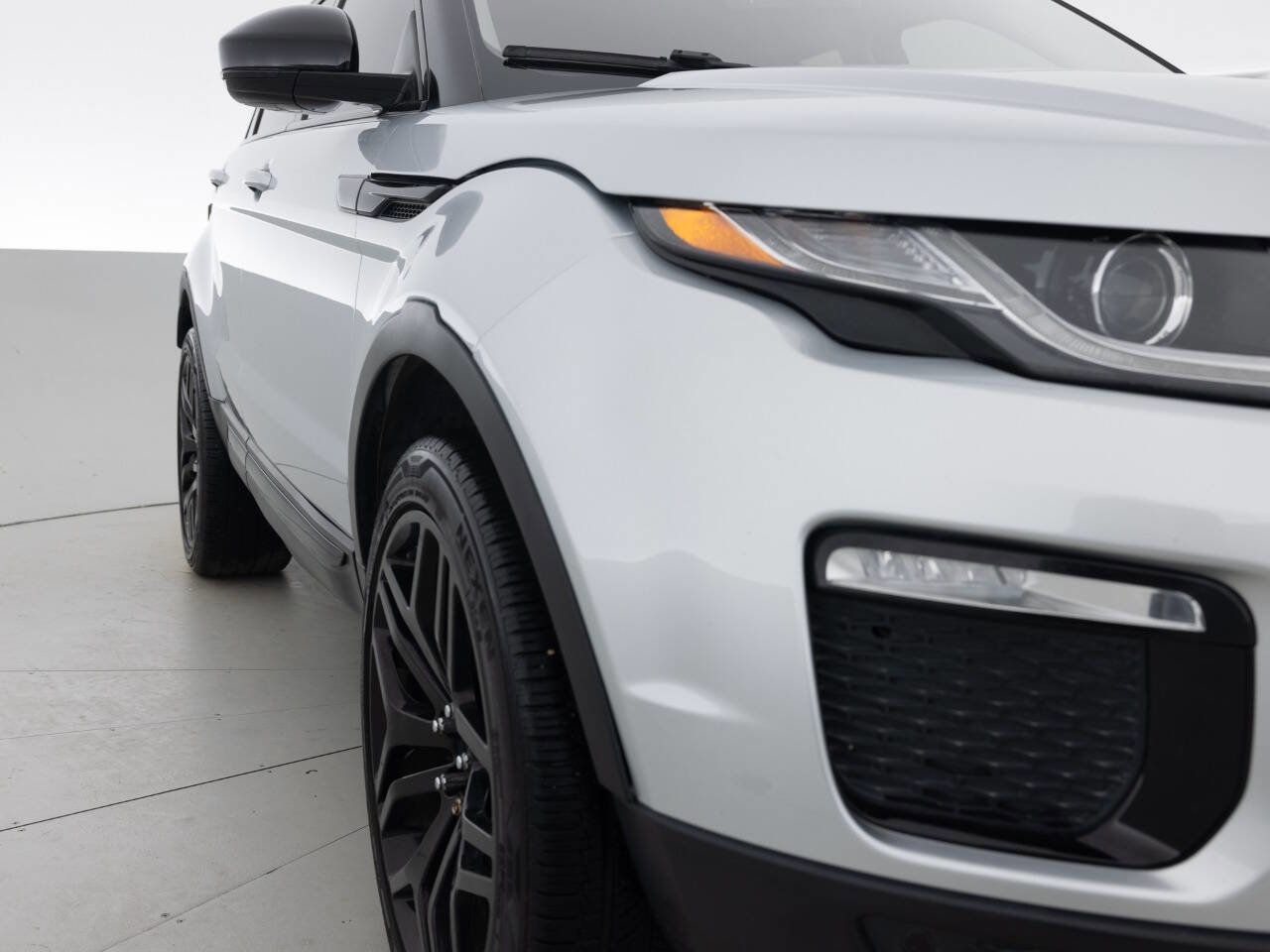 Used 2017 Land Rover Range Rover Evoque SE image 11