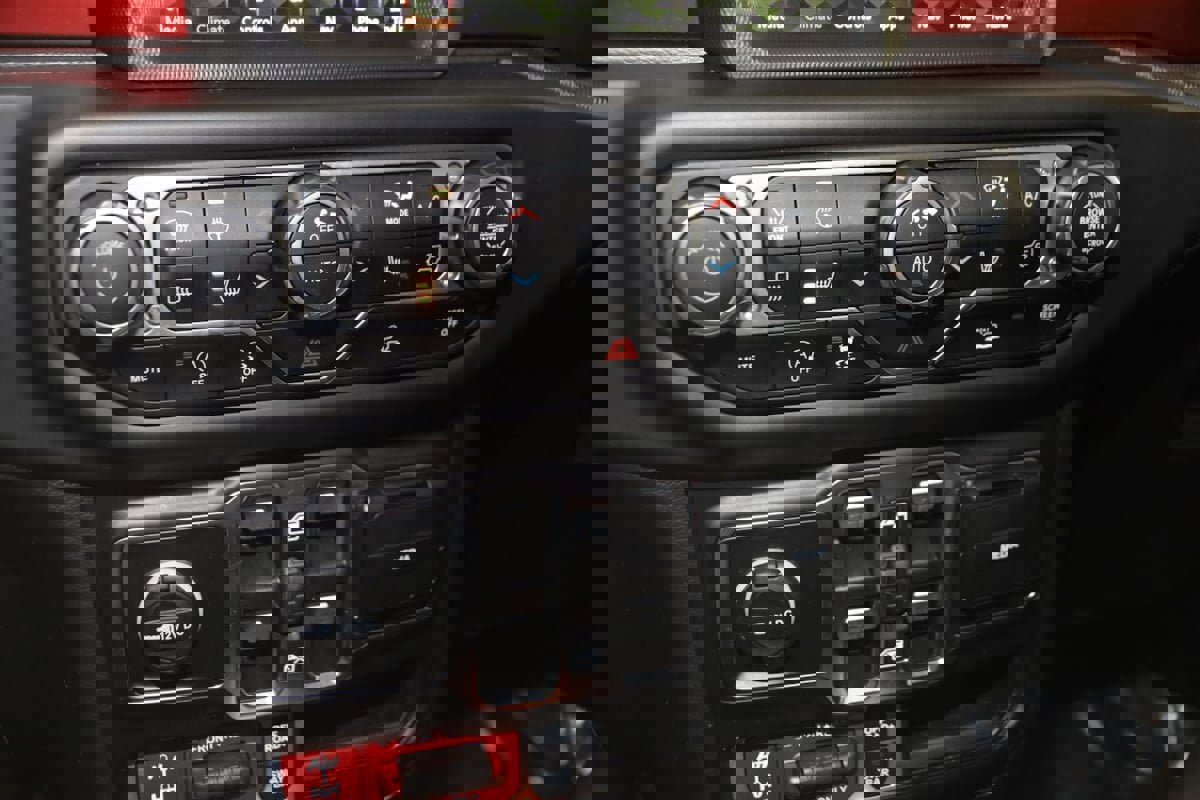 Used 2022 Jeep Gladiator Rubicon w/ Cold Weather Group image 28