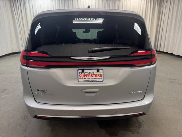 Used 2024 Chrysler Pacifica Limited image 5