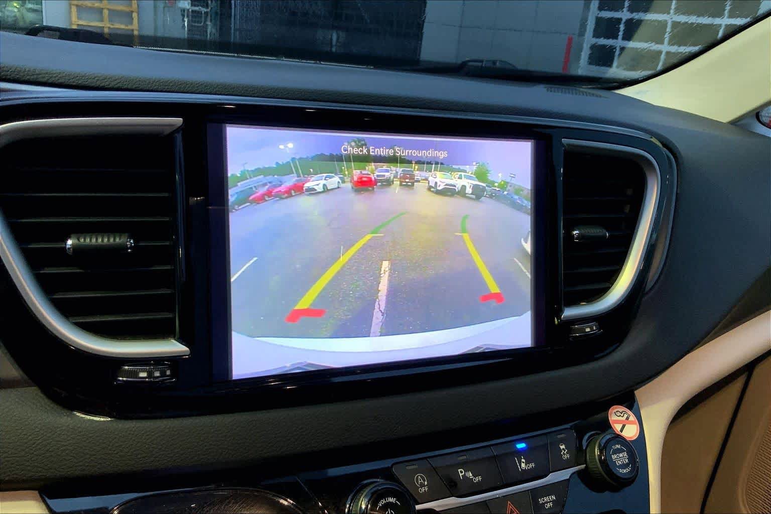 Used 2024 Chrysler Pacifica Touring-L FWD image 28