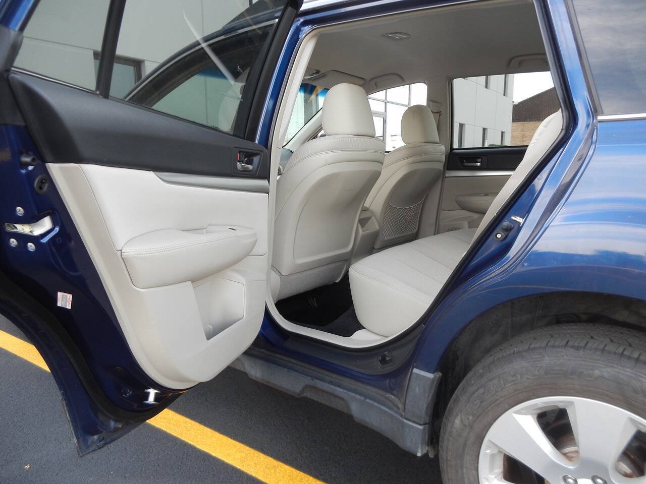 Used 2011 Subaru Outback 2.5i Premium w/ All-Weather Pkg AWD/4WD image 27
