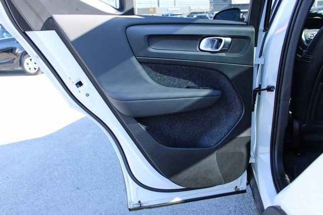 Used 2025 Volvo XC40 B5 Plus image 32