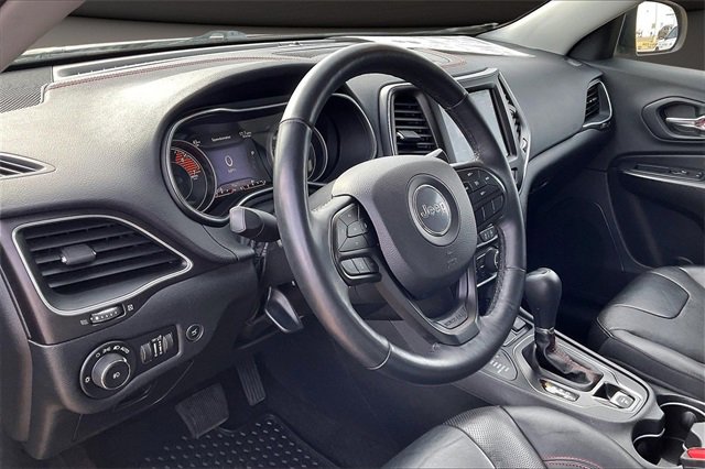 Used 2019 Jeep Cherokee Trailhawk image 12