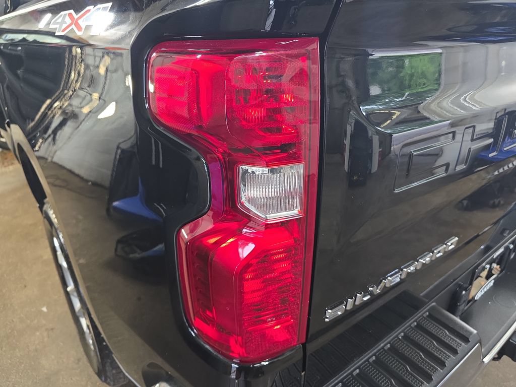 Used 2024 Chevrolet Silverado 1500 LT AWD/4WD image 33
