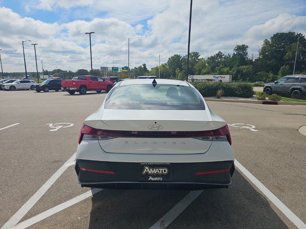 New 2026 Hyundai Elantra SE FWD image 4