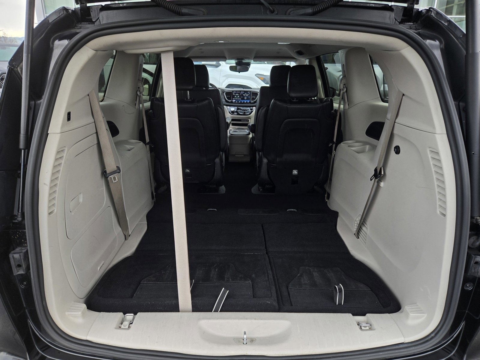 Used 2023 Chrysler Pacifica Touring-L image 22