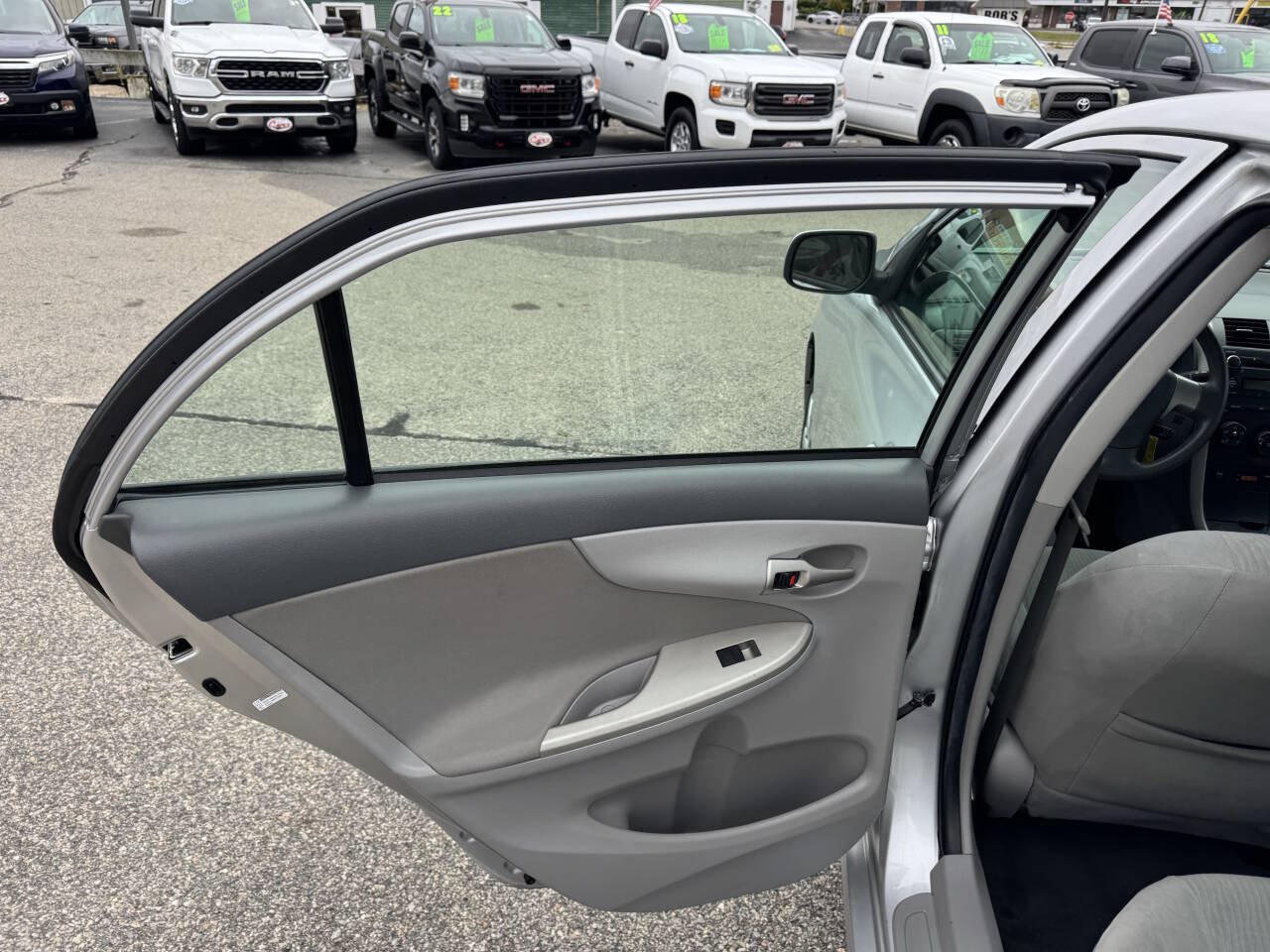 Used 2010 Toyota Corolla LE FWD image 26
