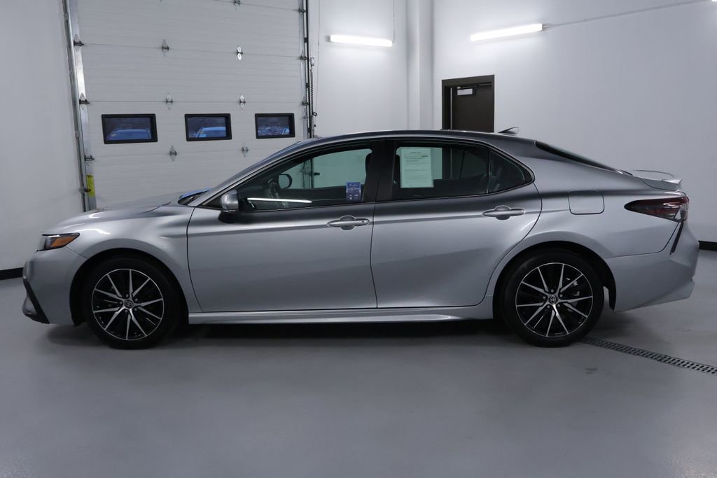 Used 2023 Toyota Camry SE image 4