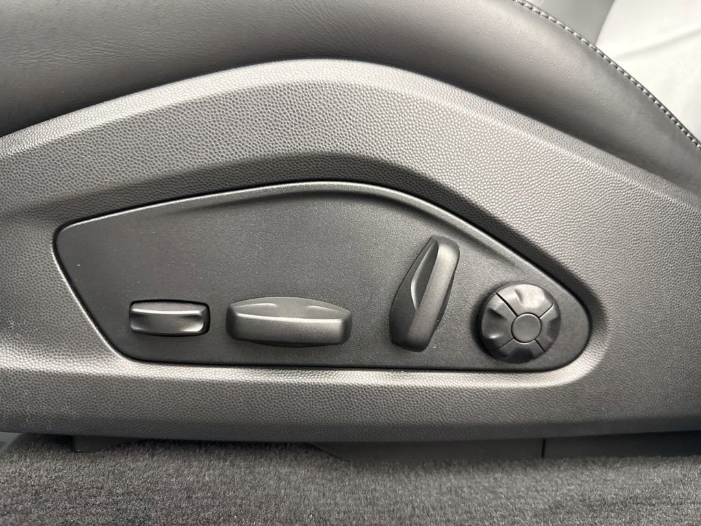 Certified 2025 Porsche Macan 4 Electric image 40