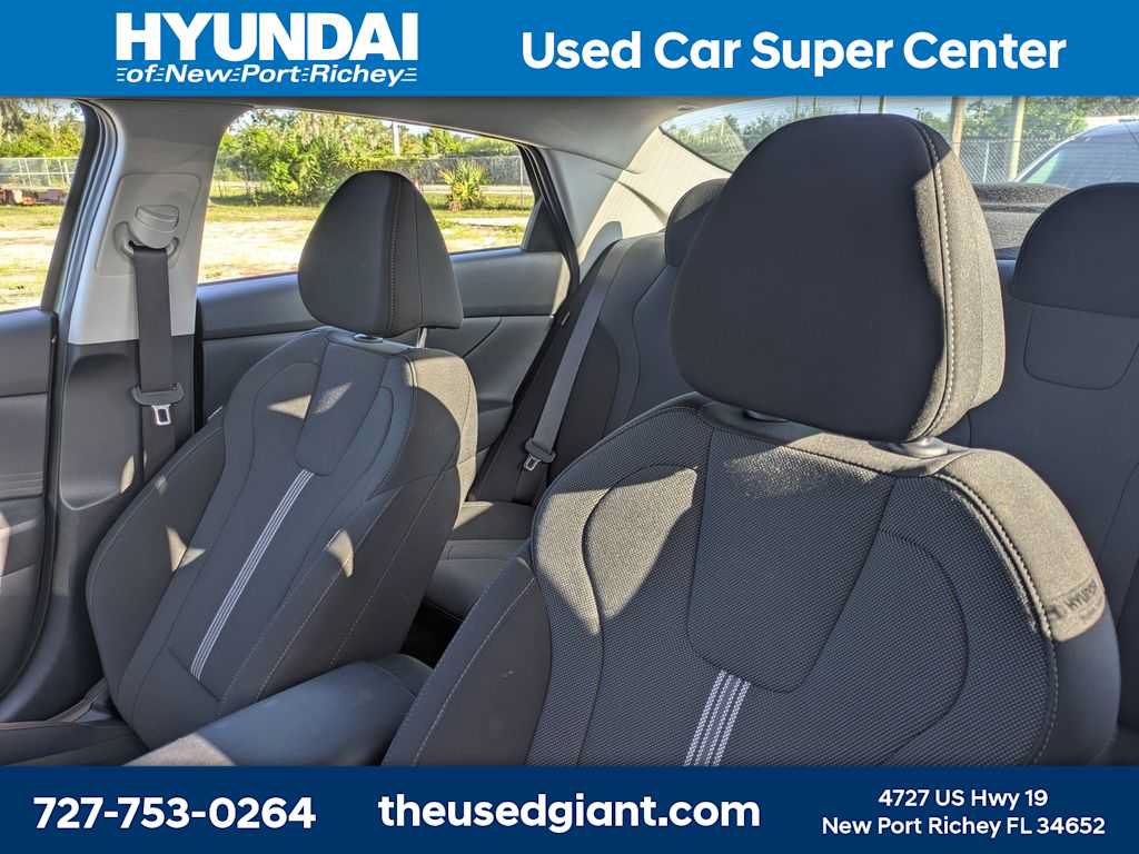 Used 2024 Hyundai Elantra SE FWD image 3