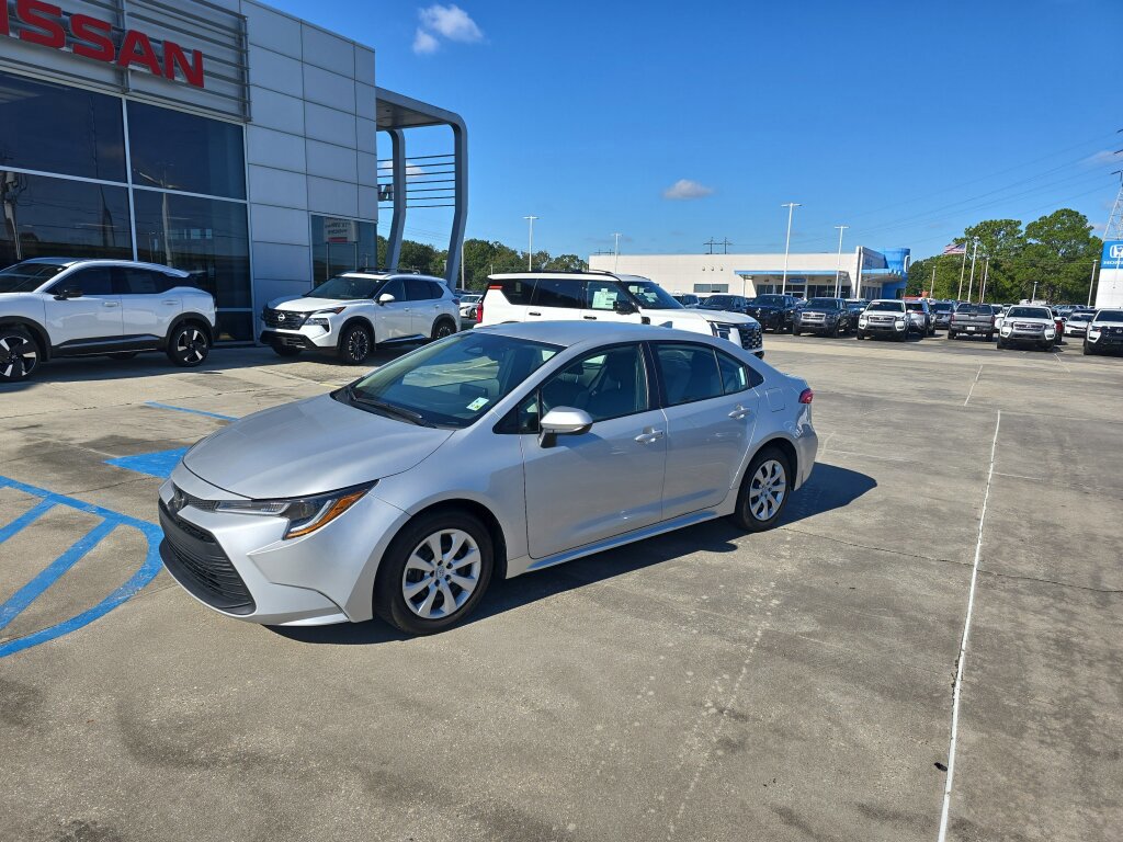 Used 2023 Toyota Corolla LE image 2